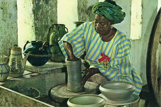 wiki4naijawomen's tweet photo. Ladi Kwali OON, MBE was a famous Nigerian potter who was renowned for her mastery of traditional techniques such as coiling and burnishing. She was born in Kwali, the Gwari region of Northern Nigeria in 1925 and died on 12 August 1984.

#ladikwali #w4nw #cbn #CBNNigeria https://t.co/W8uSdKARoR
