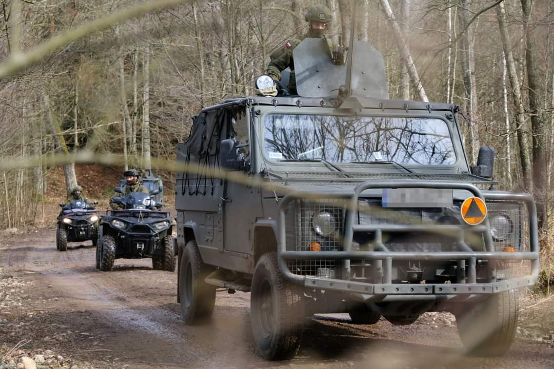 WCRGarwolin's tweet image. #ZawódŻołnierz 👀👇 

👉ℹ️ Patrolowanie 🔍🗺️🏔️  niezwykle ważna i trudna praktyka wymagająca wielu umiejętności i cech charakteru.
Żołnierze muszą być czujni i spostrzegawczy na zagrożenia 🔍👀 a także dobrze zorganizowani  do skutecznego działania👥

Czekamy na Ciebie🫵 
📸 #9pr