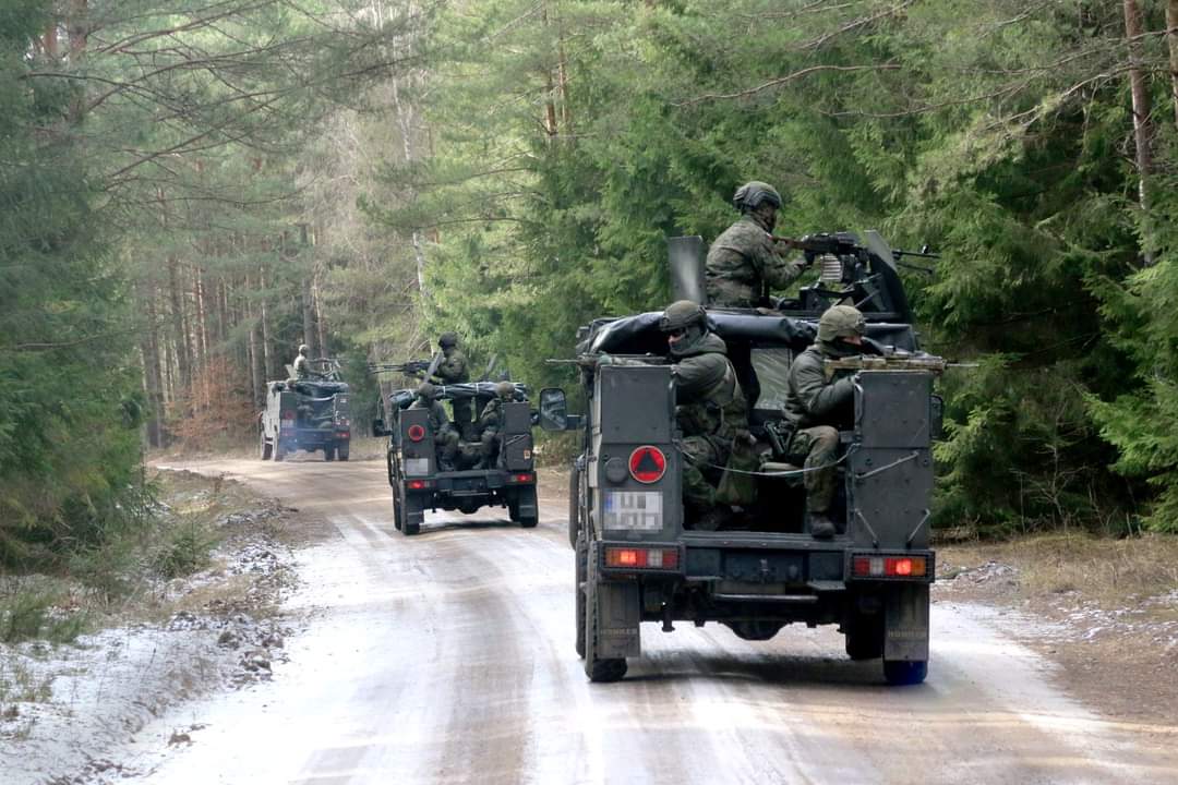 WCRGarwolin's tweet image. #ZawódŻołnierz 👀👇 

👉ℹ️ Patrolowanie 🔍🗺️🏔️  niezwykle ważna i trudna praktyka wymagająca wielu umiejętności i cech charakteru.
Żołnierze muszą być czujni i spostrzegawczy na zagrożenia 🔍👀 a także dobrze zorganizowani  do skutecznego działania👥

Czekamy na Ciebie🫵 
📸 #9pr