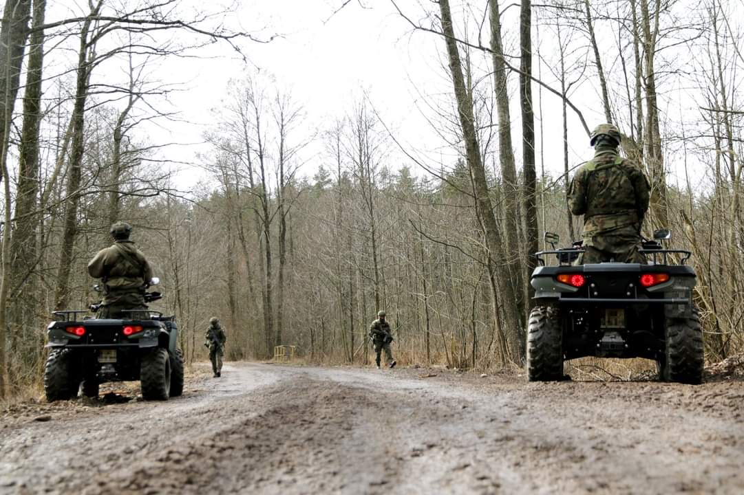 WCRGarwolin's tweet image. #ZawódŻołnierz 👀👇 

👉ℹ️ Patrolowanie 🔍🗺️🏔️  niezwykle ważna i trudna praktyka wymagająca wielu umiejętności i cech charakteru.
Żołnierze muszą być czujni i spostrzegawczy na zagrożenia 🔍👀 a także dobrze zorganizowani  do skutecznego działania👥

Czekamy na Ciebie🫵 
📸 #9pr