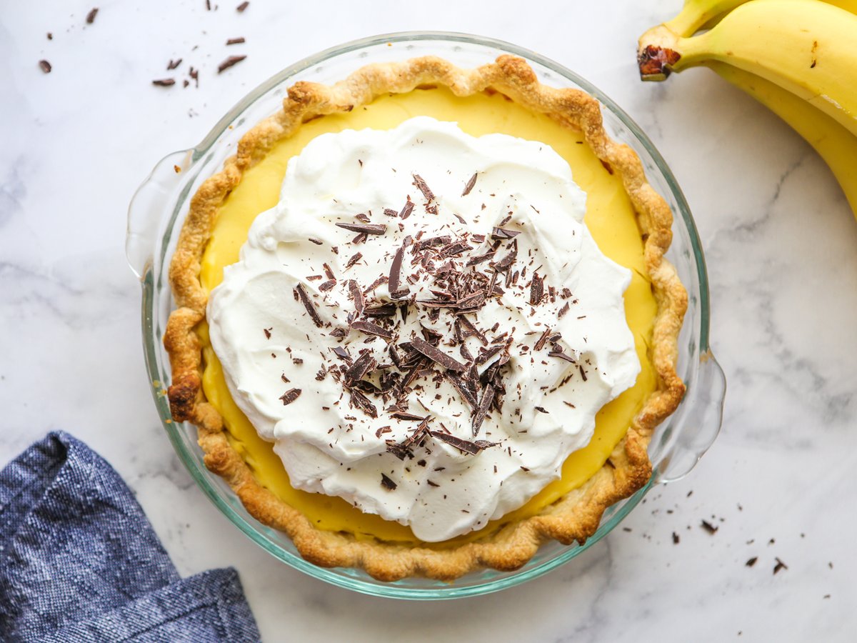 Happy Pi(e) Day! I'm celebrating with this chocolate banana cream pie, aka the BEST banana cream pie you'll ever have. completelydelicious.com/chocolate-bott…