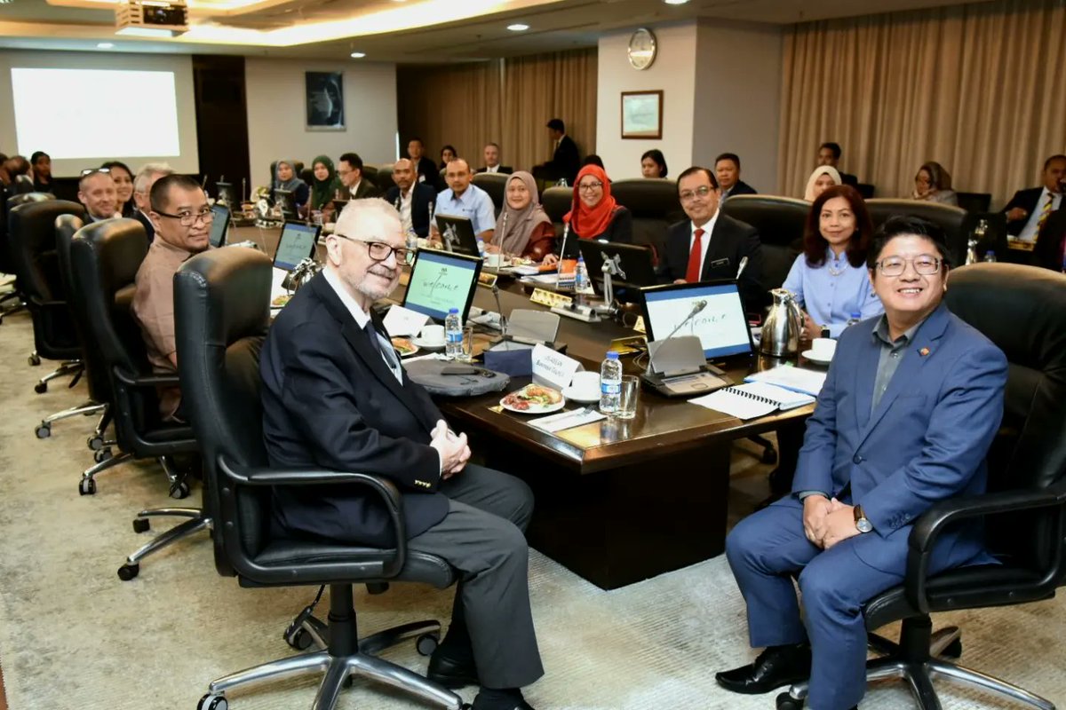 KUSKOPMalaysia's tweet photo. Sesi Kunjungan Hormat Delegasi US-ASEAN Business Council (US-ABC) kepada YB Datuk Ewon Benedick, Menteri Pembangunan Usahawan dan Koperasi (KUSKOP)  di Menara Kembar Bank Rakyat, Kuala Lumpur. 
Selanjutnya :https://t.co/9Tl9UtSrpD https://t.co/YRdNSQApvO