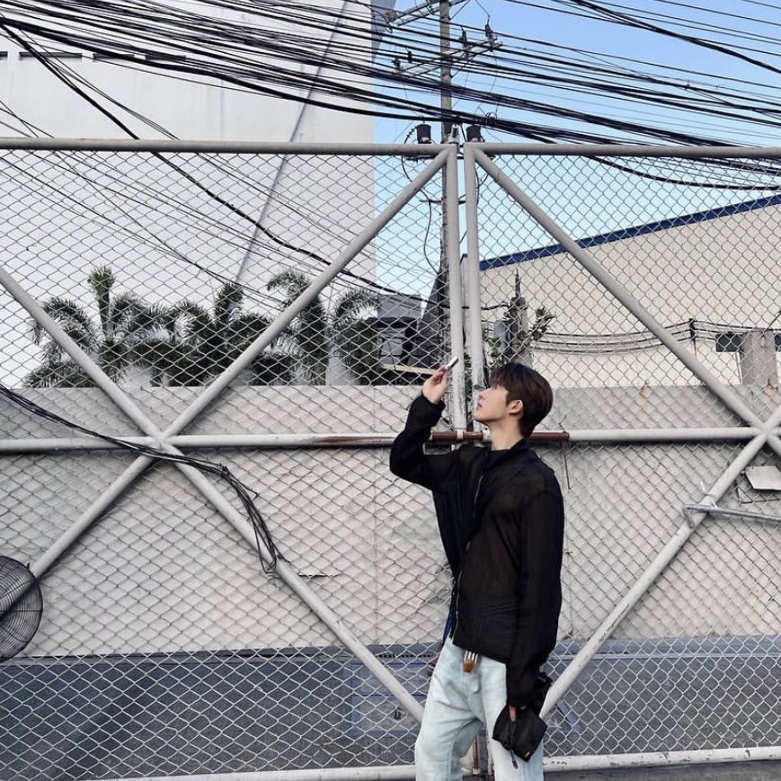 khbrose's tweet photo. hanbin ganon ba ka-aesthetic sa mata mo mga kable ng kuryente dito samin ha 😭 https://t.co/twwu5jrkGv