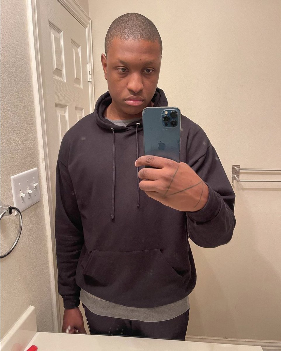 AndreRiggins_'s tweet photo. @TrintheGem It will grow back, don't worry.  For example, I shaved my eyebrows on Christmas. The second pic is January 11th. Eyebrows take a little longer. https://t.co/lt8I2s4jKA