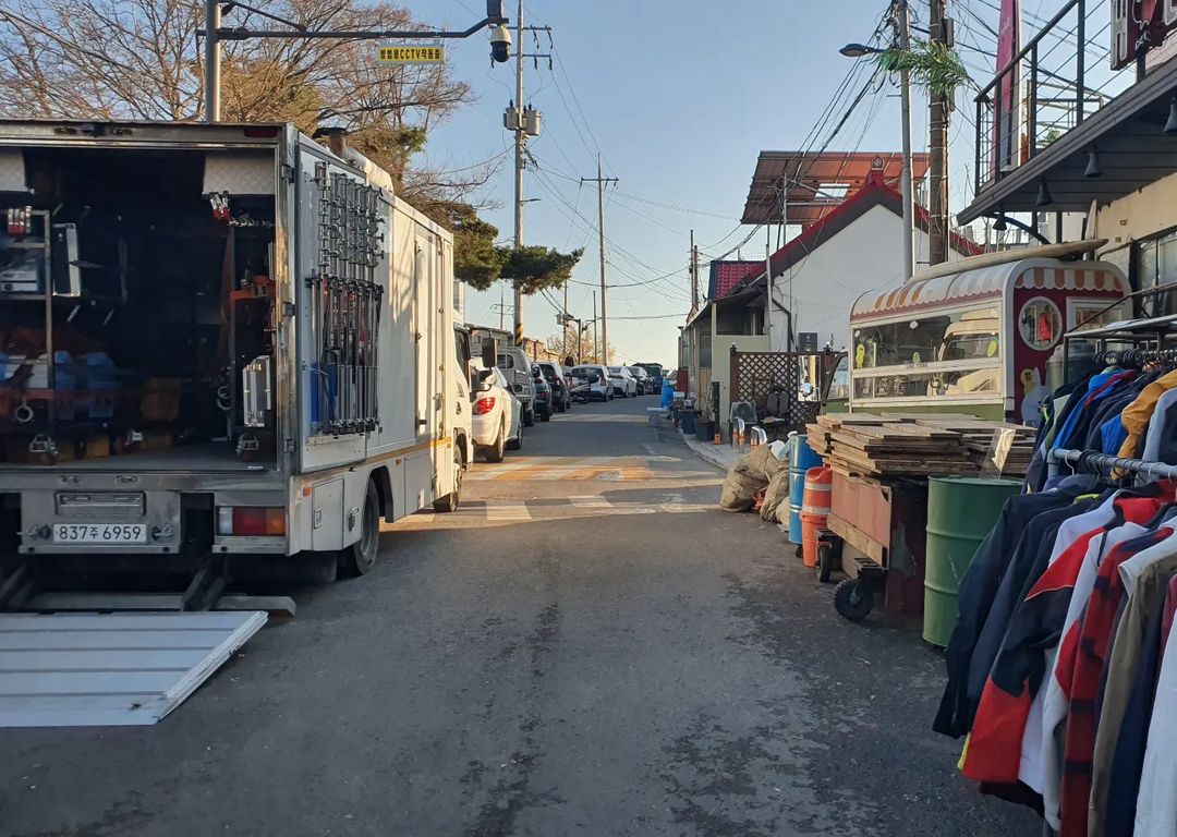 230314 #GyeongseongCreatureS2 was filmed at Ihwa Mural Village, Jongno-gu, Seoul today.

Source: ceojung

#HanSoHee #한소희 #경성크리처 #GyeongseongCreature