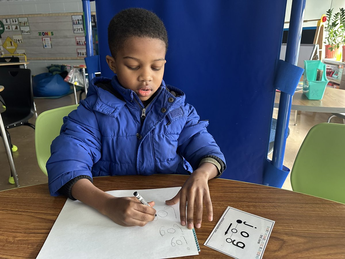 MrSeanBrown_'s tweet photo. Adding some sparkle to this reading station! My #BridgeBoy is practicing his CVC words with the addition of some awesome textured paper. Thanks for the idea @tch2makeadiff #TrueNorthBrunswick #WhyLP #youbelongatLP https://t.co/Y7b8pBOFiU