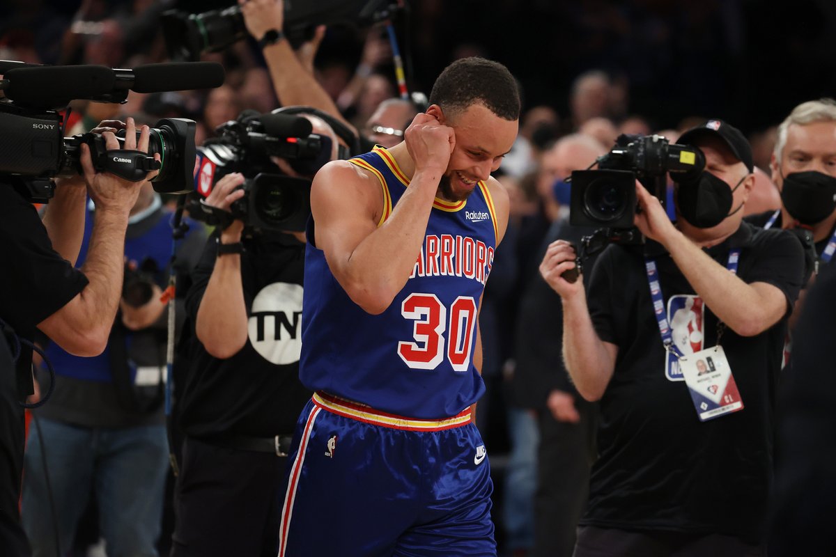 leocarranza99's tweet photo. ¿Quieren saber qué tan importante ha sido y es Stephen Curry para la historia de Golden State Warriors? Muy fácil:

— Títulos.

Antes de Curry: 3 (T5° en la NBA)
Ahora: 7 (3° en soledad)

— Valor de mercado.

Antes de Curry: 335 millones (18° en la NBA)
Ahora: 7000 millones (1°) https://t.co/sHN0pSq1ml