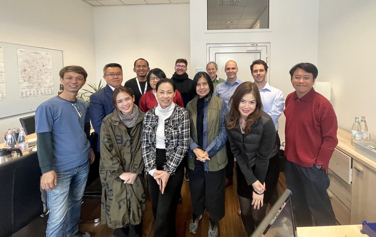 i_parl's tweet photo. Today we talked to a delegation of @FNFreiheit Bangkok 🇹🇭 about the German party system and how the coalition formation process works in 🇩🇪. The importance of intra-party democracy was particularly emphasised. Thanks for visiting us and come by again! 🙂 https://t.co/ZJWevZvyZJ