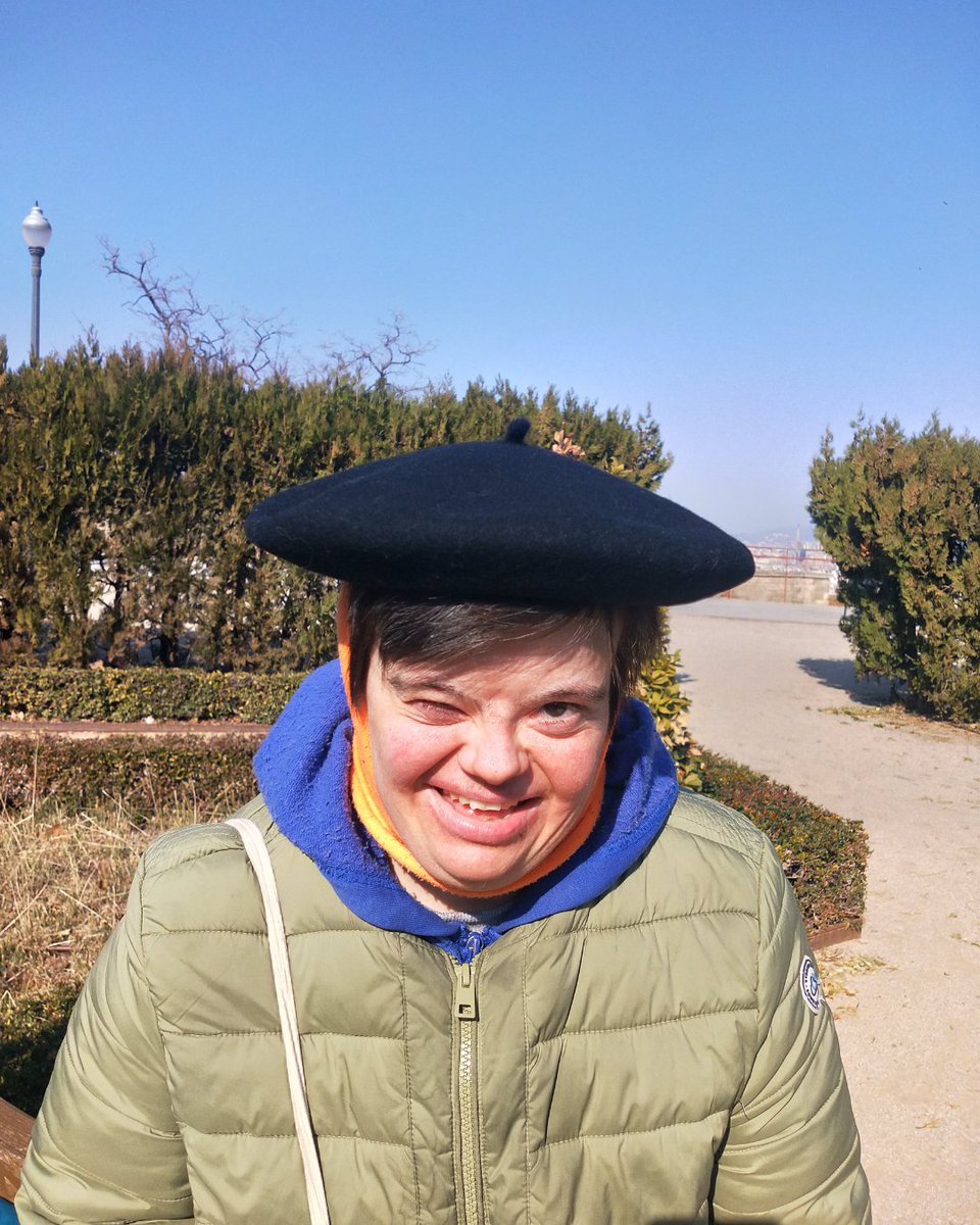 Aspanias's tweet photo. Aquests dies que fa bon temps us recomanem fer un pícnic a l'aire lliure 🧺🥪☀️
Nosaltres (llar 3) vam anar als jardins de Miramar a Montjuïc per a gaudir d'un dinar amb les millors vistes de Barcelona! #sortida #aspanias https://t.co/ikDV1wg1XW