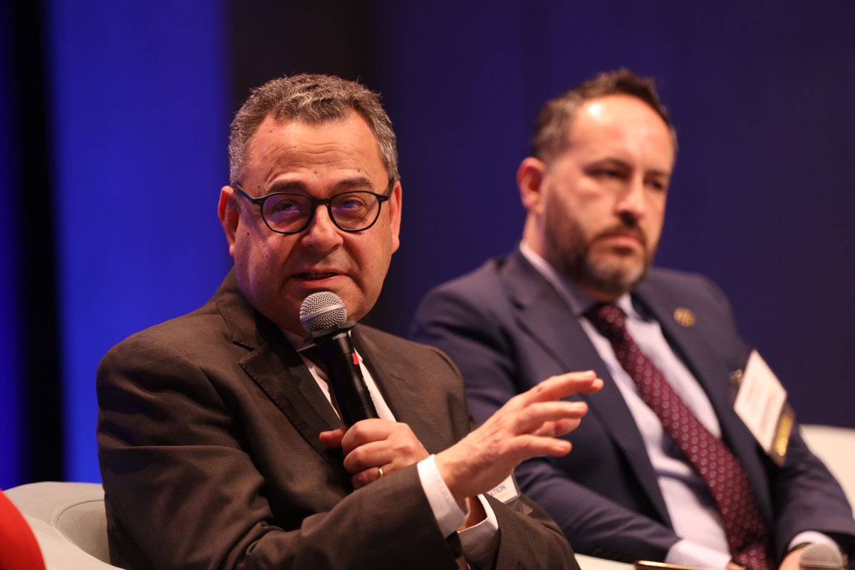 WRIRossCities's tweet photo. We must shift to #publictransport, then electrify. 

“I prefer to have a diesel bus on an exclusive lane versus an electric bus stuck in traffic” 💬 @MedMezghani of @UITPnews at #TTDC23 https://t.co/Rl2SrgDR0J