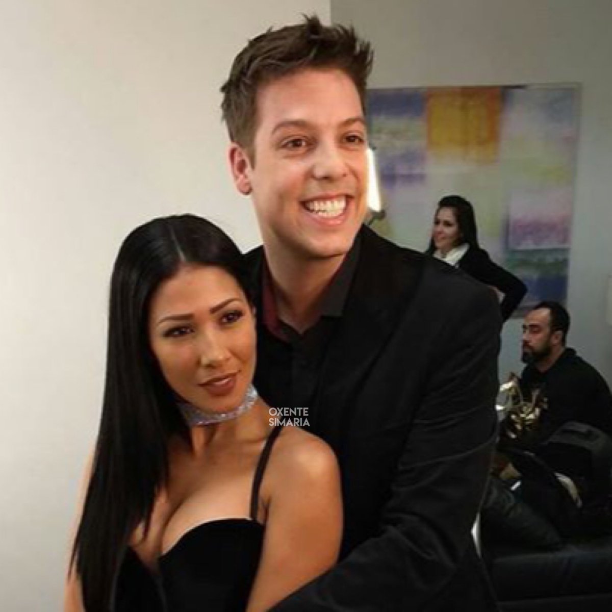 ironiasimaria's tweet photo. AVISAA! Simaria volta hoje oficialmente para TV e começa dar início na sua nova fase. Ela estará no programa do Porchat as 21h na GNT https://t.co/lnQCp7FMYh
