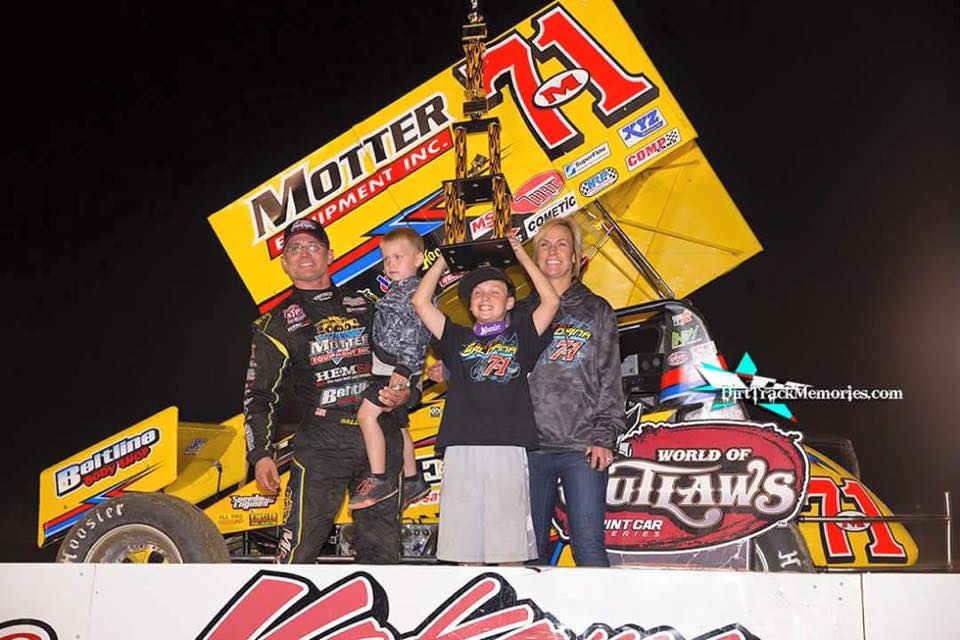 WingedNation's tweet photo. TUNE IN ALERT! 12 ET!

Winged Nation presented by @SageFruit!

@WilliamsGrove's @Liam10za and 2023 @sprintcarhof inductee @JoeySaldana join @ThePostman68 &amp; @ErinEvernham!

Watch LIVE on MRN or Winged Nation Facebook Live! https://t.co/ArtOaIYCsP
