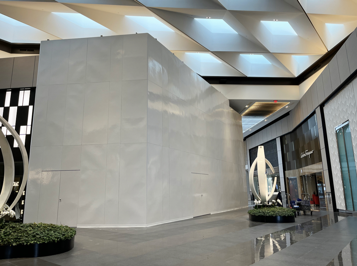 BostonRS247's tweet photo. Who knew a blank wall could be so beautiful? 😍 We just installed a sleek new barricade wall in @RiversideShops, providing a blank canvas for creativity to unfold. Keep swiping to get a glimpse behind the scenes before the graphics go up! https://t.co/WtHYV2wSmX