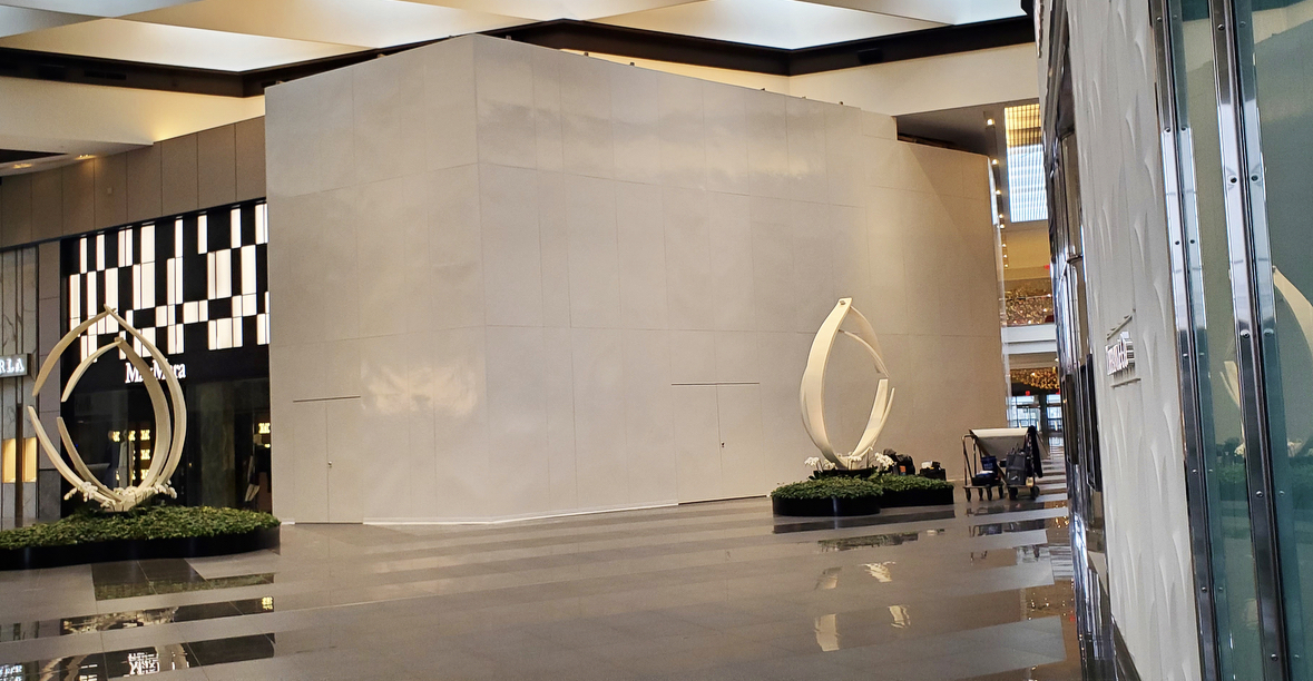 BostonRS247's tweet photo. Who knew a blank wall could be so beautiful? 😍 We just installed a sleek new barricade wall in @RiversideShops, providing a blank canvas for creativity to unfold. Keep swiping to get a glimpse behind the scenes before the graphics go up! https://t.co/WtHYV2wSmX