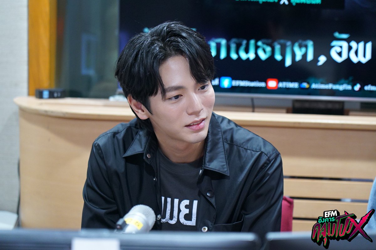 EFM_STATION's tweet photo. #อังคารคลุมโปงXหุ่นพยนต์ คืนนี้ 

ต้อนรับ '#ไมค์ภณธฤต' และ '#อัพภูมิพัฒน์' ผู้กำกับและนักแสดงจากภาพยนตร์เรื่อง #หุ่นพยนต์ 

เรียกว่าการมาเยือน #อังคารคลุมโปง ครั้งนี้ ทำเอาแฟนรายการหลอนไปตามๆ กัน เพราะเรื่องต่างๆ ที่พี่ไมค์และอัพนำมาฝากนั้น แต่ละเรื่องพีคสุดๆ https://t.co/urMyWLnAt5