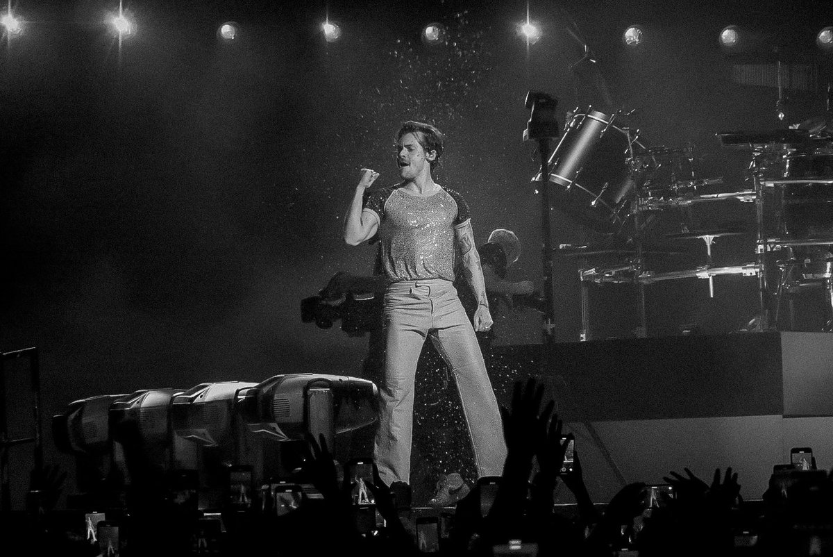 charlesvillaruz's tweet photo. Harry Styles ✨️

📸 @charlesvillaruz 🤘🏼

@LiveSmart #LoveOnTourPH #SmartLive #HSLOT #HSLOTMNL https://t.co/q7s91eGe3n