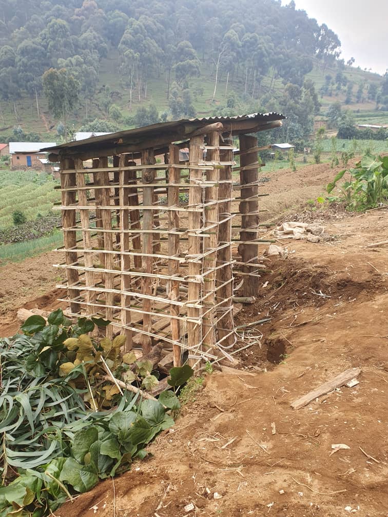 Rubavu_NYC's tweet photo. Mu rwego rwo kuzamura imibereho myiza y'Abaturage Inama y'igihugu y'Urubyiruko mu @RubavuDistrict mu murenge wa #Bugeshi twakoze #umuganda wo kubakira ubwiherero umuturage utishoboye.
Umuturage ku isonga. @BugeshiSector @kambogo1 @RwandaYouth @RwandaLocalGov https://t.co/weFHXi74aO
