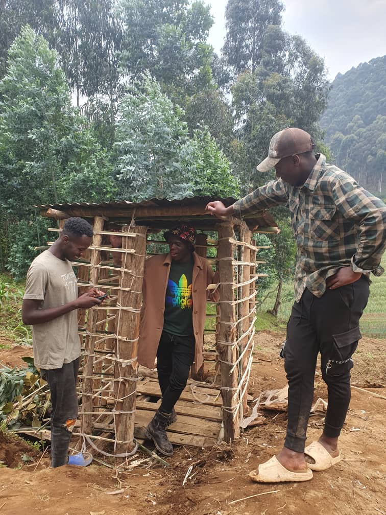 Rubavu_NYC's tweet photo. Mu rwego rwo kuzamura imibereho myiza y'Abaturage Inama y'igihugu y'Urubyiruko mu @RubavuDistrict mu murenge wa #Bugeshi twakoze #umuganda wo kubakira ubwiherero umuturage utishoboye.
Umuturage ku isonga. @BugeshiSector @kambogo1 @RwandaYouth @RwandaLocalGov https://t.co/weFHXi74aO