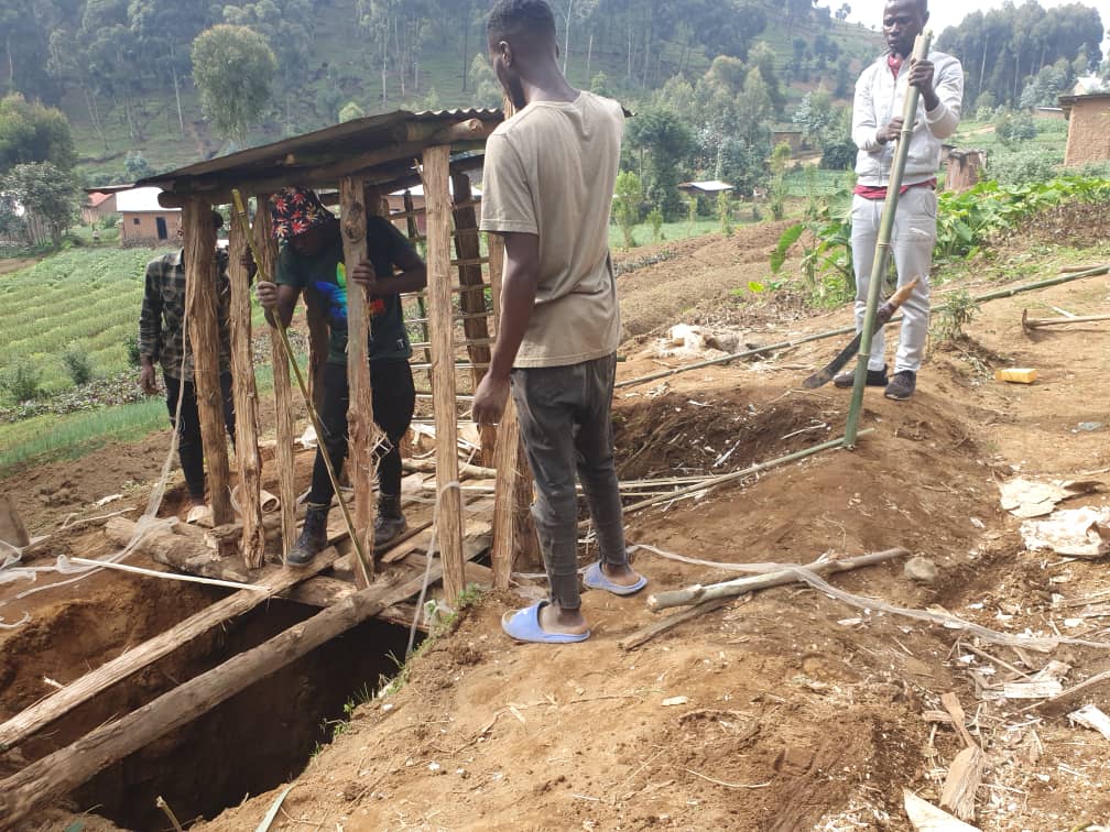 Rubavu_NYC's tweet photo. Mu rwego rwo kuzamura imibereho myiza y'Abaturage Inama y'igihugu y'Urubyiruko mu @RubavuDistrict mu murenge wa #Bugeshi twakoze #umuganda wo kubakira ubwiherero umuturage utishoboye.
Umuturage ku isonga. @BugeshiSector @kambogo1 @RwandaYouth @RwandaLocalGov https://t.co/weFHXi74aO