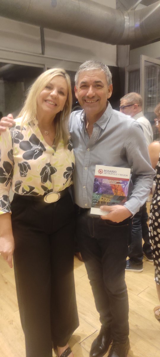 camionerosdeSF's tweet photo. Ayer estuvimos en la presentación del #libro "#Rosario. Metrópolis y Región", junto al Senador Nacional Marcelo Lewandowski y autoridades nacionales y provinciales para atender propuestas con el objetivo de mejorar la calidad de vida de los #santafesinos. https://t.co/rOExVOtkeD