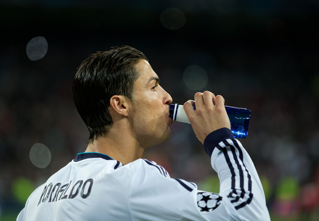 zoroisblack's tweet photo. These two characters are the exact same 🤣 Give my finished idol rapenaldo a penalty or he will retire and drop out of the ISIS league 🤬 https://t.co/hmnh4EUra4