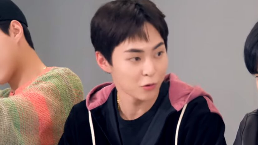 oasisminseok_'s tweet photo. minseok y sehun usando la cadena de oro que tienen juntos, no se la sacan nunca AMO https://t.co/dO9Bb8vilr