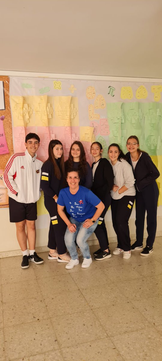 RafaelaYbarraAC's tweet image. Y así ha quedado el panel con los trabajos del alumnado #idm314 #PiDay #piDay2023