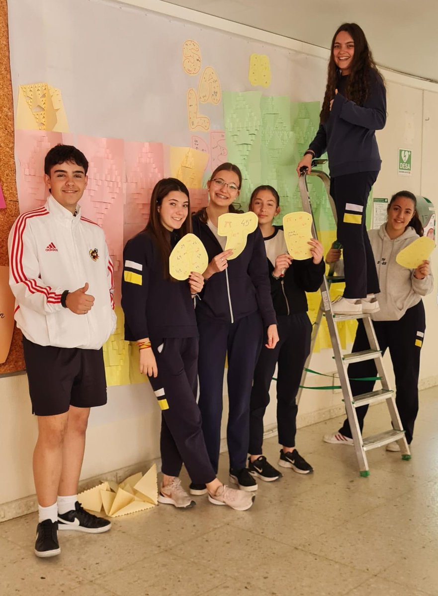 RafaelaYbarraAC's tweet image. Y así ha quedado el panel con los trabajos del alumnado #idm314 #PiDay #piDay2023