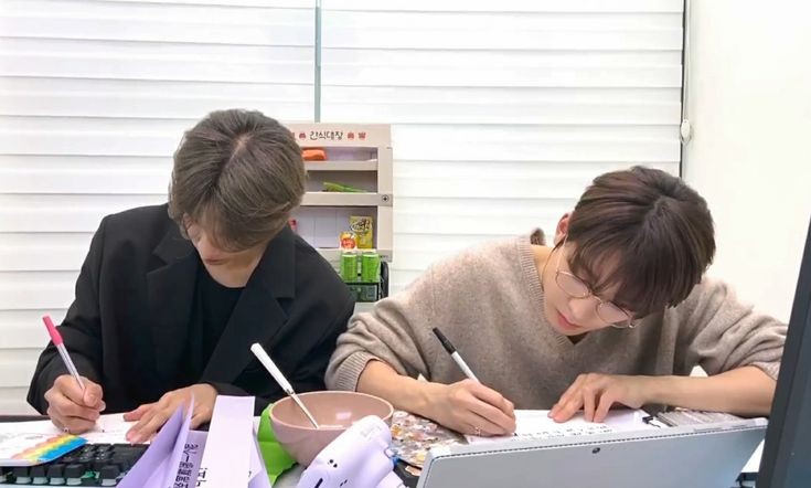 센가물 원겸(근데 어딘가 정신나간)

"도겨마. 우리 페어 맺었으니 너가 나 가이딩 해주면 나 다친 것도 치료 되는거지?"

"그렇지? 왜? 어디 다쳤어?"

"그럼 거북목도 치료되나?"

"몰라 킹받네 뭐 이런 형이 다 있어."