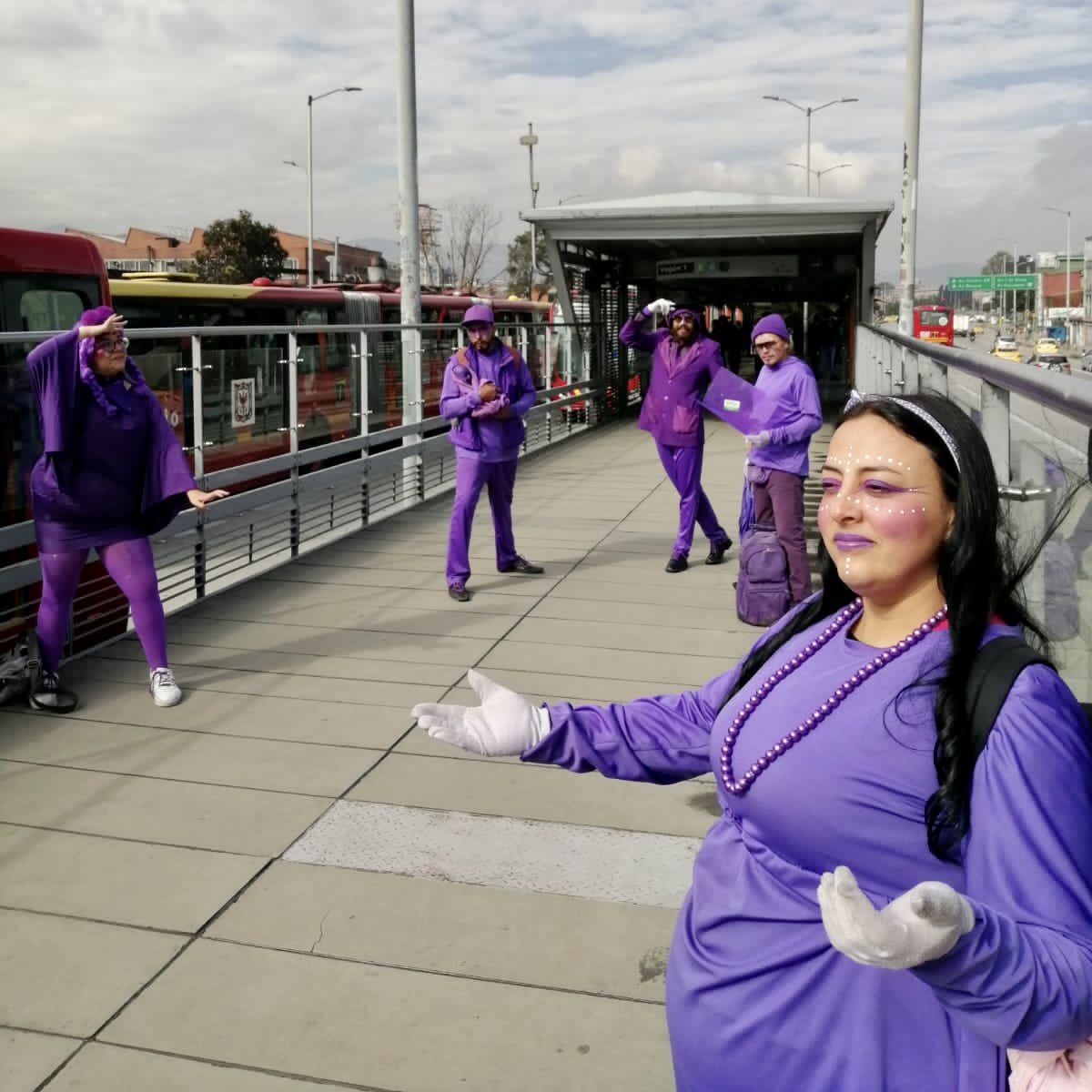TransMilenio's tweet photo. El #combovioleta se mueve por todo el Sistema promoviendo la cultura ciudadana y el pago del pasaje. Hoy, en la estación SENA, juntos cuidamos el transporte público de #Bogotá. 🙌
¡Si todos ponemos, todos ganamos!
#JuntosCuidamosBogotá 💪🏼 https://t.co/G9zR5lNdlQ