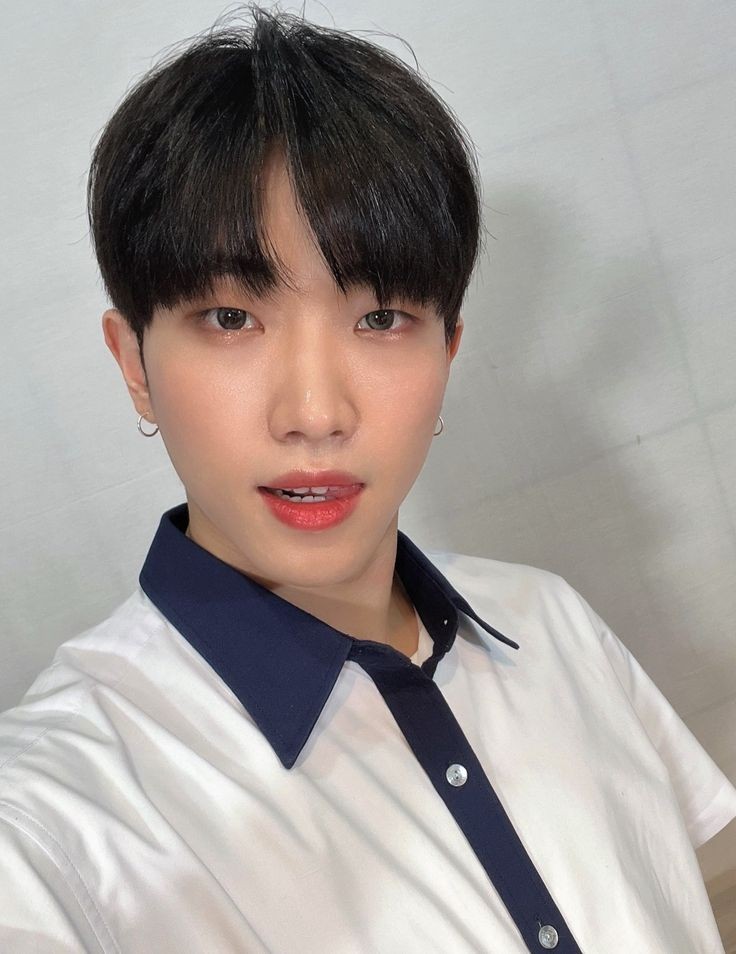 WiniA's tweet photo. 그래 롤 갤러리는 아마도 사진으로 가득차있을거야 🤭👑🦊 https://t.co/FfXoUyJAEv
