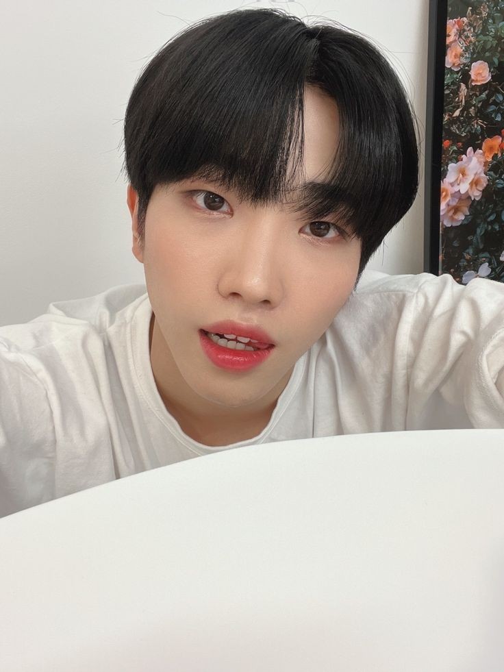 WiniA's tweet photo. 그래 롤 갤러리는 아마도 사진으로 가득차있을거야 🤭👑🦊 https://t.co/FfXoUyJAEv