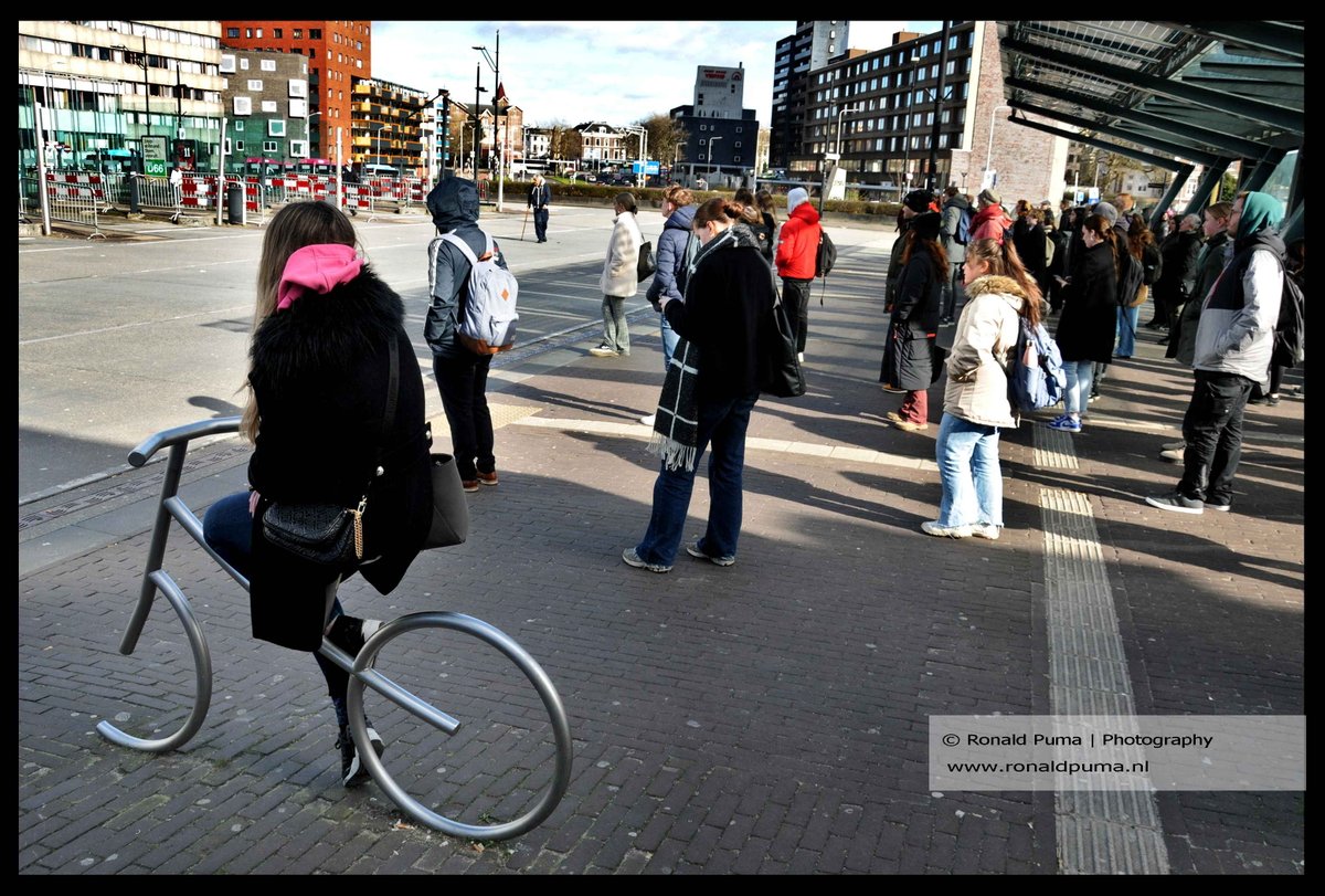 RonaldPumaPhoto's tweet photo. 14.03.2023 #Nijmegen #Netherlands. Er rijden weinig #stadsbussen door #stakingov. #Reizigers wachten bij #station Nijmegen. #staking #verkiezingen15maart #verkiezingen #NS #OV #FNV #bushokje #vakbond #GroenLinks #politiek #economie #Rutte #vandaaginside. https://t.co/lf9TBAbeKh