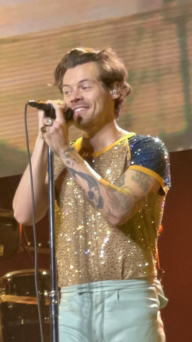tdefenseless28's tweet photo. Manila LOT Recap: “Good evening people of Manila! And surrounding areas! My name is Harry, it’s a pleasure to be here. It’s been five years since I was here last!”; potty break during Woman; the fan Nicole from Bangkok was at show &amp; H recognized her and chatted with her; https://t.co/4BFlpcfdYe