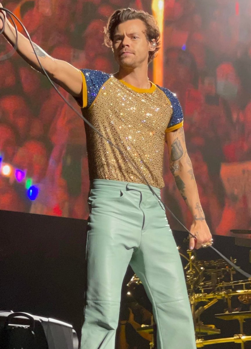 tdefenseless28's tweet photo. Manila LOT Recap: “Good evening people of Manila! And surrounding areas! My name is Harry, it’s a pleasure to be here. It’s been five years since I was here last!”; potty break during Woman; the fan Nicole from Bangkok was at show &amp; H recognized her and chatted with her; https://t.co/4BFlpcfdYe