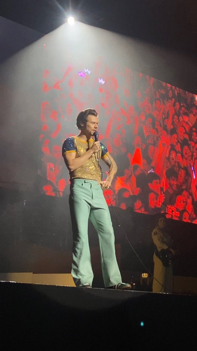 tdefenseless28's tweet photo. Manila LOT Recap: “Good evening people of Manila! And surrounding areas! My name is Harry, it’s a pleasure to be here. It’s been five years since I was here last!”; potty break during Woman; the fan Nicole from Bangkok was at show &amp; H recognized her and chatted with her; https://t.co/4BFlpcfdYe