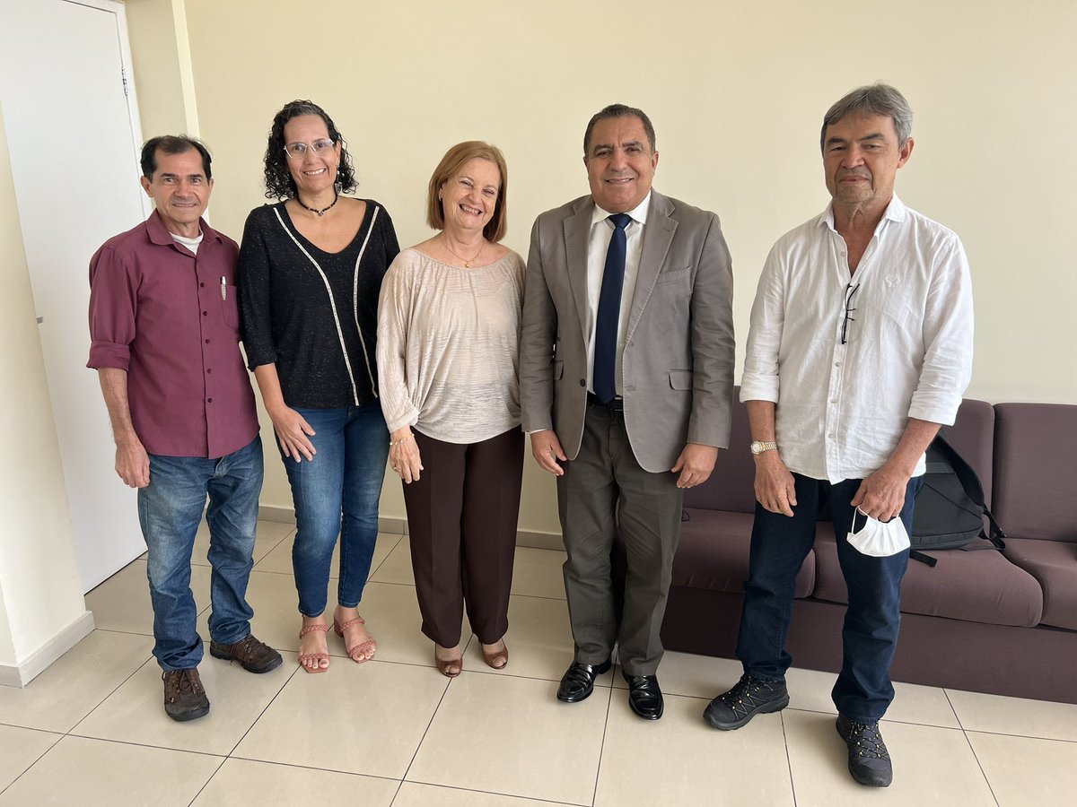 depinacioloiola's tweet photo. Com muita atenção, na manhã desta terça-feira (14) recebi na @assembleia_al os membros do Comitê de Prevenção e Posvenção do Suicídio em AL, sob a coordenação de Delza Gitai, para contribuir na reformulação de ações para minorar a incidência da taxa de mortalidade por suicídio. https://t.co/W95EtOqo4T
