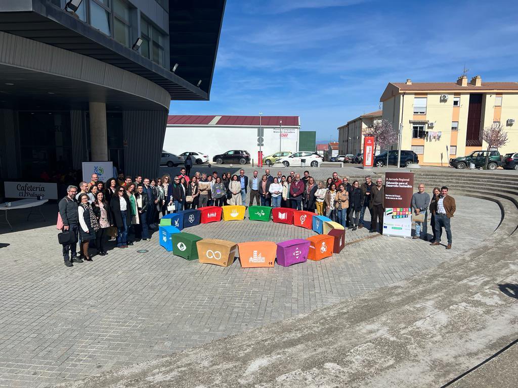 UpeBadajoz's tweet photo. 🟢⚪️⚫️ Hoy estamos en Herrera del Duque con la II Jornada Regional de Educación para el Desarrollo Sostenible, resaltando el papel de la escuela como espacio transformador alineado con los ODS y la Agenda 2030 ⭕️🔄 https://t.co/2MXXzKmEaE