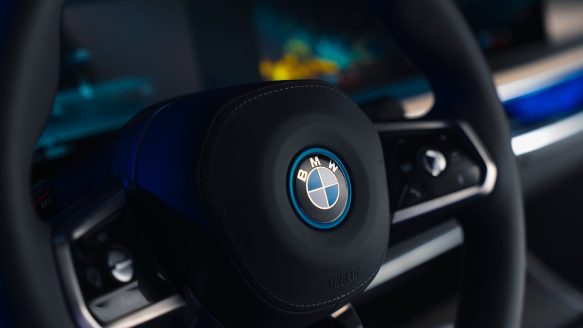 BMW's tweet photo. Feel the magic of innovation ✨
The BMW i7. #THEi7

The #BMW i7 xDrive60:
Power consumption/100 km, CO2 emission/km, weighted comb.: 19.6–18.4 kWh, 0 g. Electric range: 590–625 km. According to WLTP, https://t.co/twXzMrWMl3. https://t.co/vw3IuQA7Yg