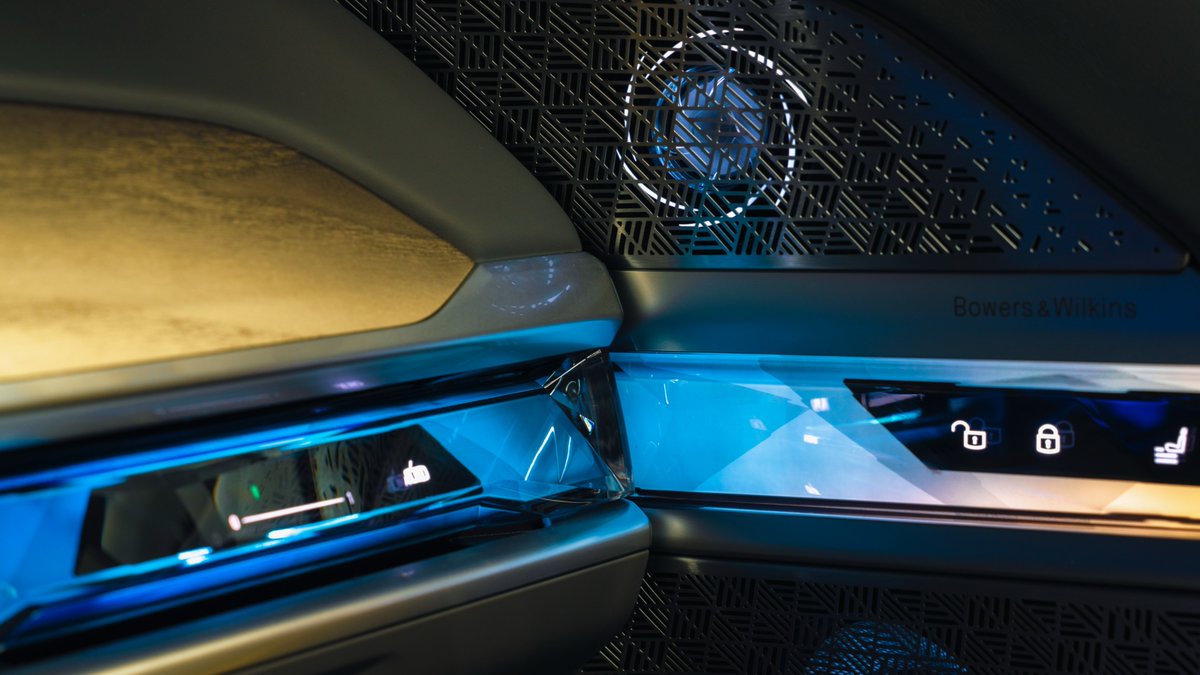 BMW's tweet photo. Feel the magic of innovation ✨
The BMW i7. #THEi7

The #BMW i7 xDrive60:
Power consumption/100 km, CO2 emission/km, weighted comb.: 19.6–18.4 kWh, 0 g. Electric range: 590–625 km. According to WLTP, https://t.co/twXzMrWMl3. https://t.co/vw3IuQA7Yg
