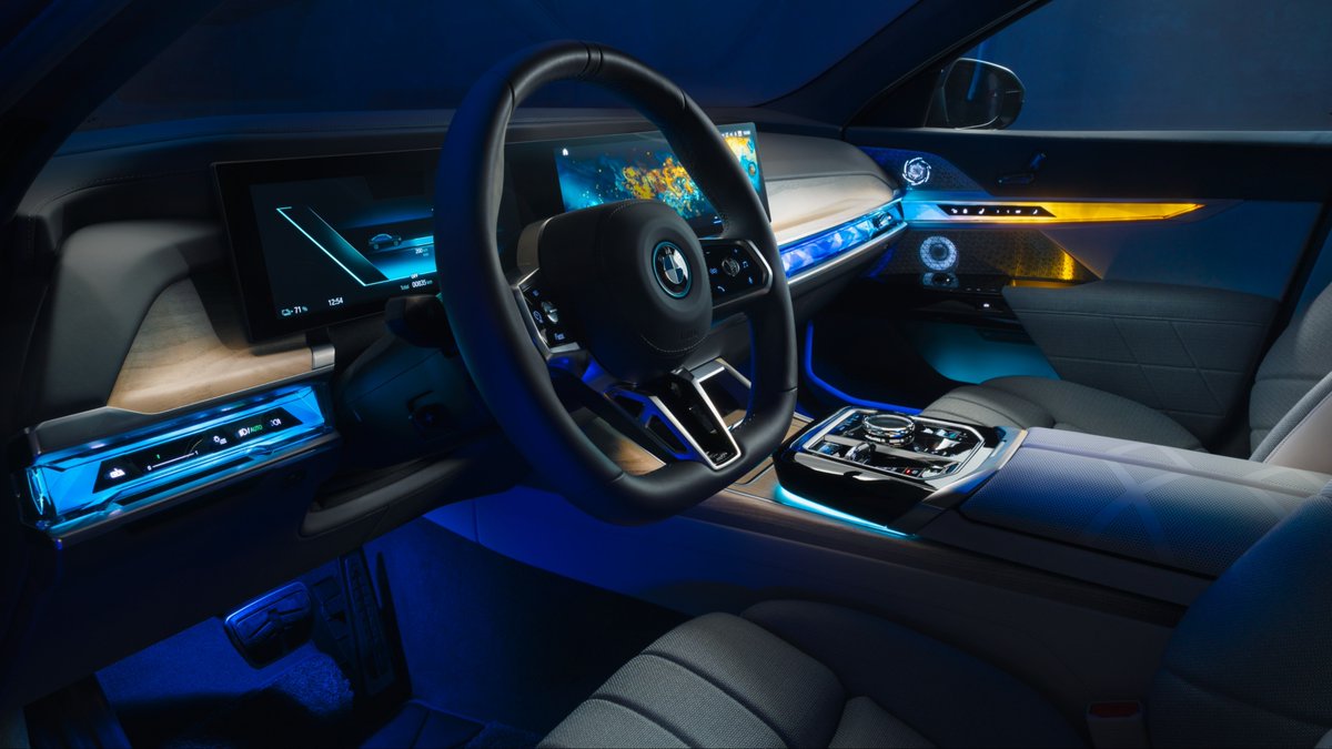 BMW's tweet photo. Feel the magic of innovation ✨
The BMW i7. #THEi7

The #BMW i7 xDrive60:
Power consumption/100 km, CO2 emission/km, weighted comb.: 19.6–18.4 kWh, 0 g. Electric range: 590–625 km. According to WLTP, https://t.co/twXzMrWMl3. https://t.co/vw3IuQA7Yg