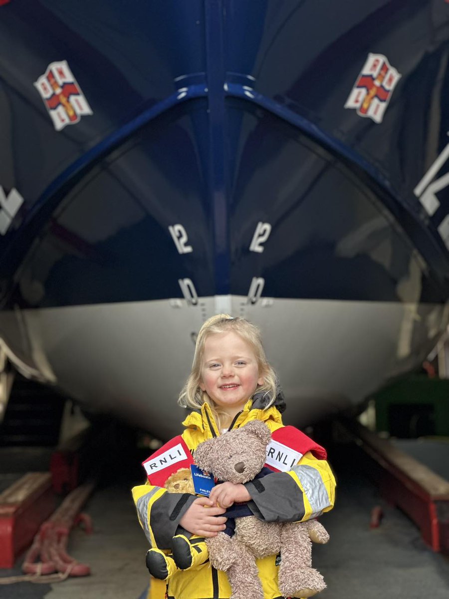 RNLI's tweet photo. Cute story alert!
Bumble Bear of @RNLIDouglas was recently introduced to special crew member Finley Bear who, along with future crew Harriet, showed him how to helm and navigate the #lifeboat Ruby Clery.
#RNLI #FutureCrew #Teddy https://t.co/aeBiGiwVsW