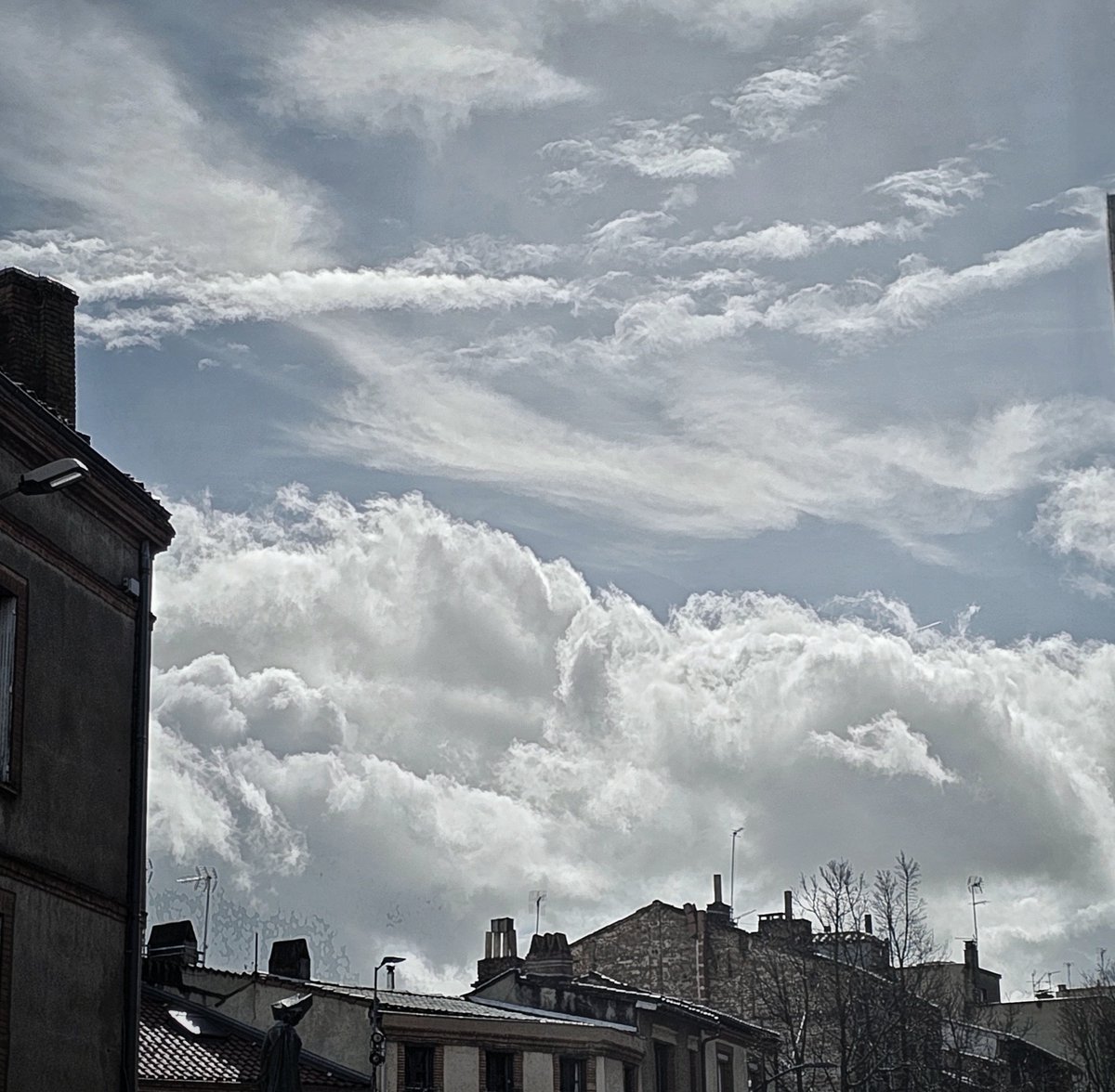 Ti_te_Marie's tweet photo. Les gros nuages du jour.... c'est joli aussi les nuages 😊
#CielDuJour https://t.co/Asm9oQ50E3