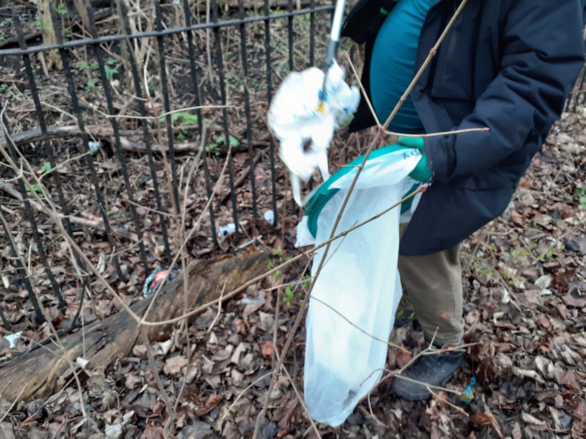 TCVGreenGymLds's tweet photo. A lot of hard work done by the men's group at @newwortleycc  today. We went over to the Wortley Recreation Grounds and picked up 11 heavy bags of rubbish. #litterpick #mensgroup #leedswest #communitygroup #joininfeelgood @TCVtweets https://t.co/D34hhzxIL8