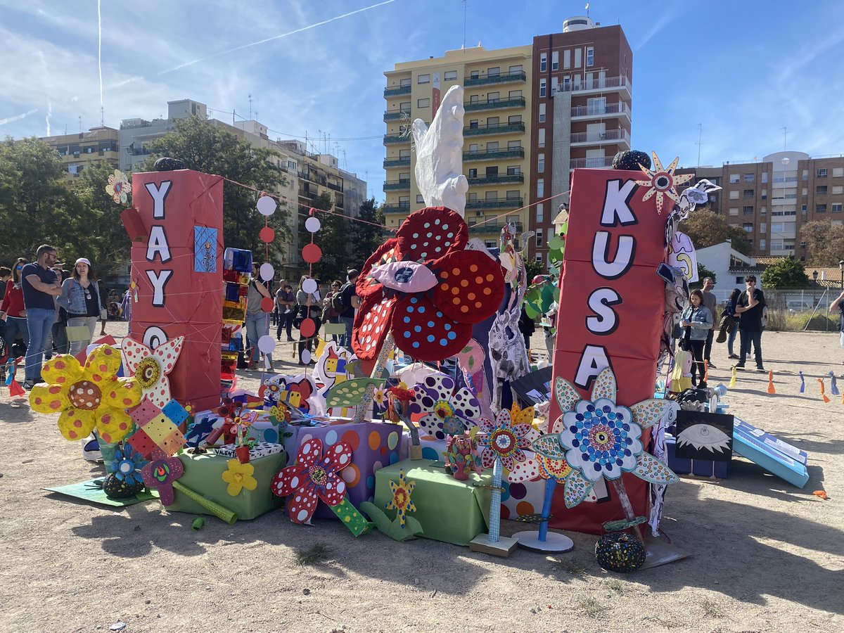 AmpaMaxAub's tweet photo. En estes #Falles23, l’alumnat del CEIP Max Aub ha plantat i cremat una falla que ens parlava de pau, de sostenibilitat i igualtat, amb referències a artistes plàstics. Tot, amb materials reciclats. 🔥🔥🔥🔥@FallesPopulars https://t.co/2NqEdfHF1i