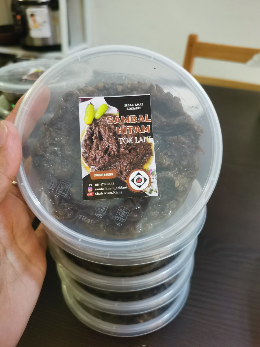enney_aini's tweet photo. tak bosan ke makan maggie? Baik makan sambal hitam. Meh order dgn saya. Sambal hitam pahang ni makan dgn nasi + telur mata pn dah sedap. Sesuai lah untuk buay sahur bulan puasa nanti. 

#sambalhitampahang
#foodlovers 
#sahur https://t.co/BFCbzDAeJM