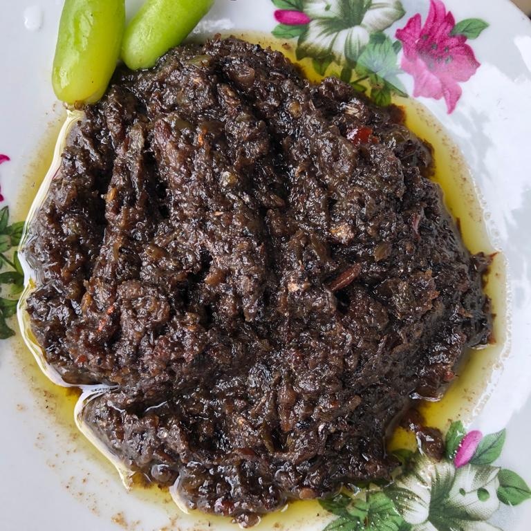 enney_aini's tweet photo. tak bosan ke makan maggie? Baik makan sambal hitam. Meh order dgn saya. Sambal hitam pahang ni makan dgn nasi + telur mata pn dah sedap. Sesuai lah untuk buay sahur bulan puasa nanti. 

#sambalhitampahang
#foodlovers 
#sahur https://t.co/BFCbzDAeJM