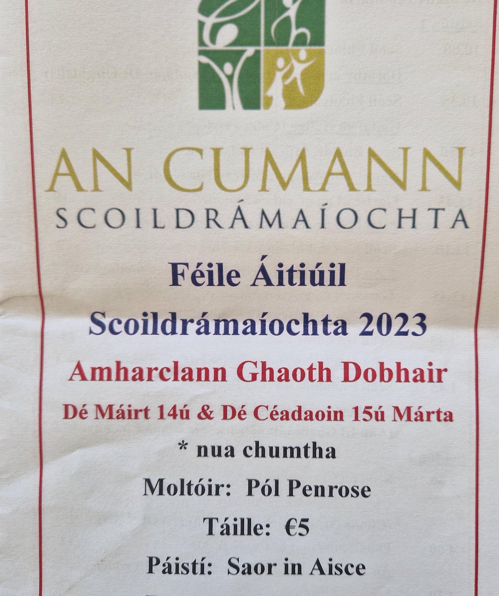 Dorothy Nic Fhionnghaile leasuachtarán INTO le paistí ó Scoil Oilibhéar Pluincéad, Rann na Feirste a bhí ag  glacadh páirt I scoil drámaíochta in Amharclann Goabh Dobhair, Tír Chonaill, mar pháirt de Seachtain na Gaeilge.