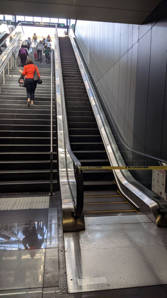 Juven1012's tweet photo. @SITEURJAL @TransporteJal @GobiernoJalisco ¡¡¡Se solicita de su especial atención!!!. Se encuentran descompuestas 3 escaleras electricas y 1 elevador en la Estacion Santuario de la L3. Muchas personas mayores bajan en dicha estacion y la ven muy complicada para subir. ¡Gracias! https://t.co/mK1x2aLBIA