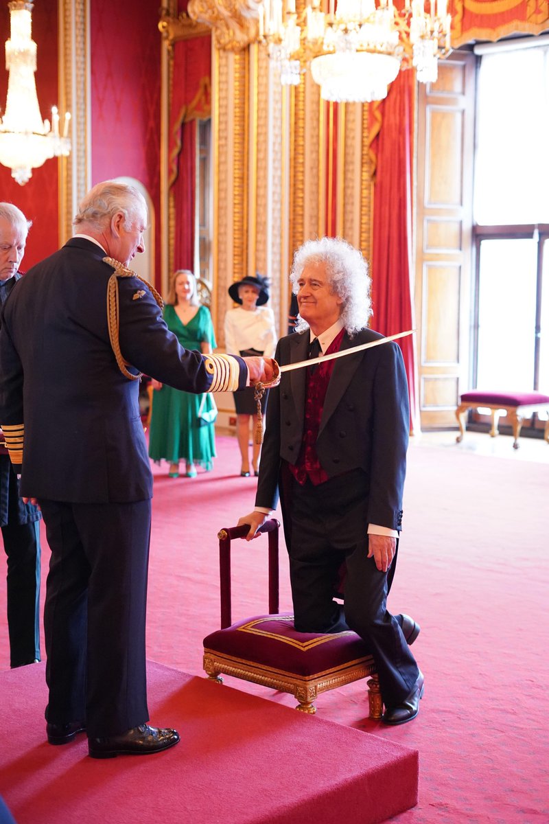 Arise Sir Brian May ⚔️🎸
Brian's investiture as a Knight of The Realm took place today at Buckingham Palace. The knighthood was presented to Brian by His Royal Highness, King Charles.

Many congratulations, Sir Brian!

📸©️ Alamy